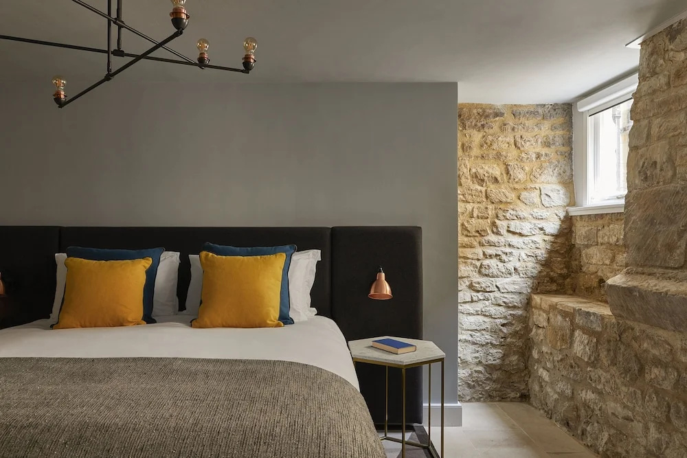 Double Basement Suite (full double bed)