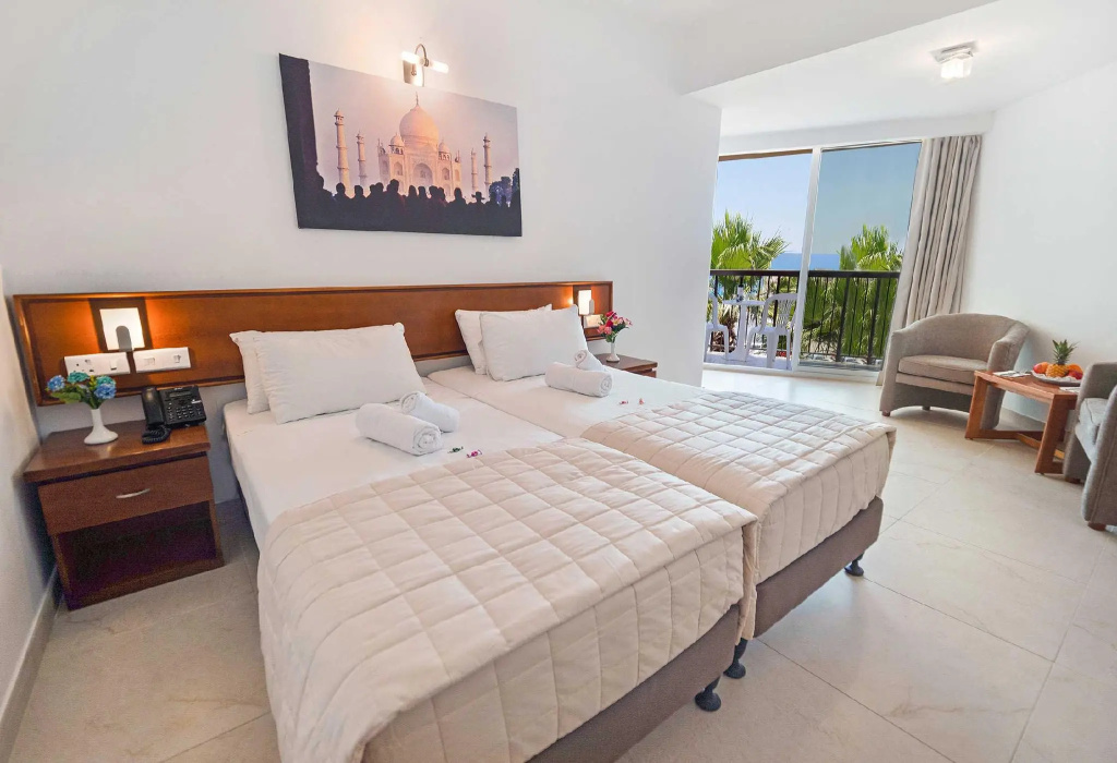 Standard Double room with Side Sea View (full double bed)