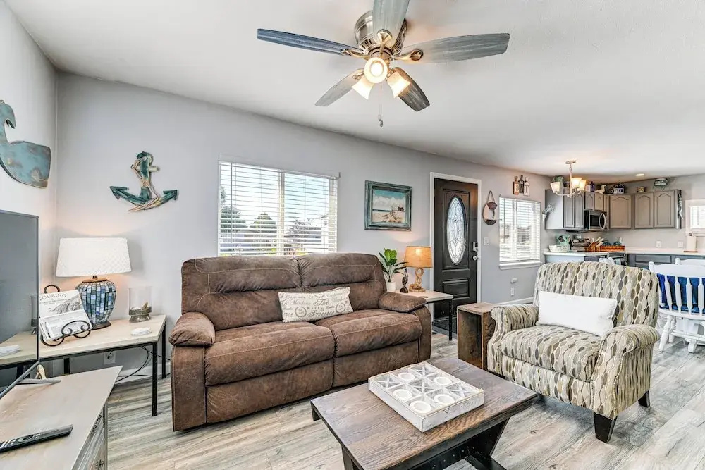 Updated Home 2 Mi to Beach in Crescent City! — фото 6