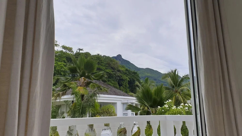 Les Jolies Eaux Villa - Chateau Elysium