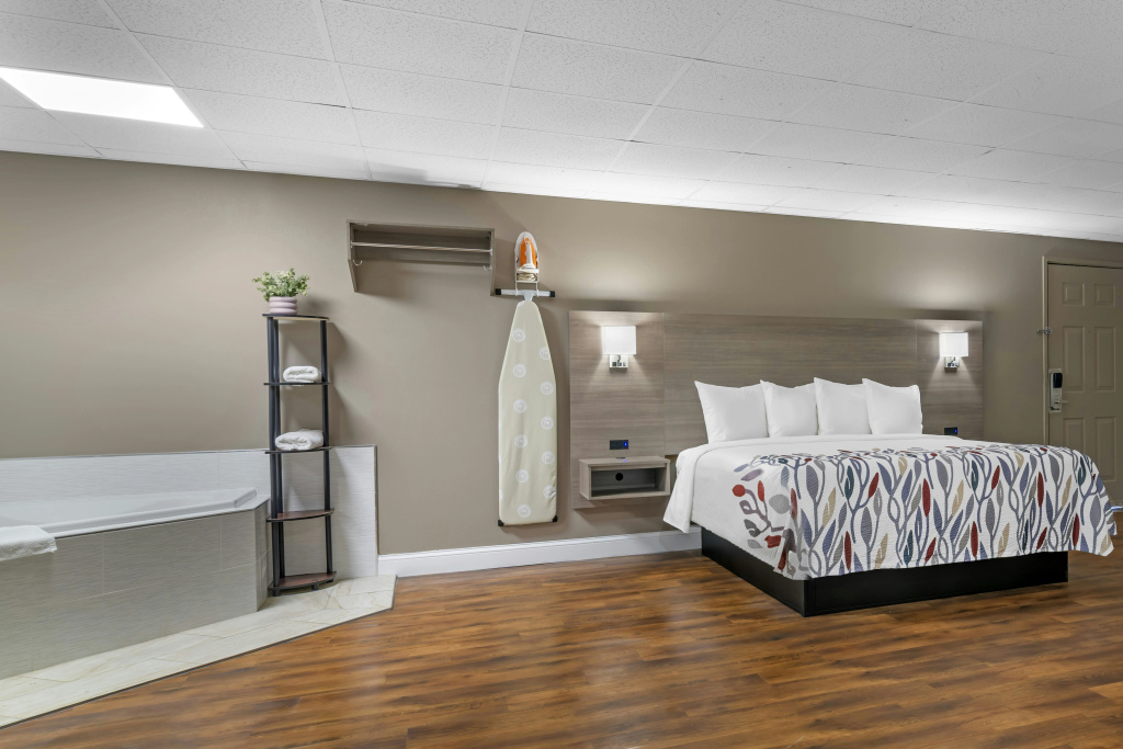 Red Roof Inn & Suites Swansea — 5