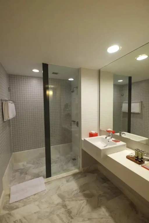 G Hotel Gurney