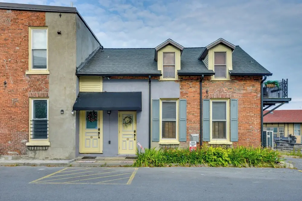 Walk to Marina: Dog-friendly Lake Ontario Studio