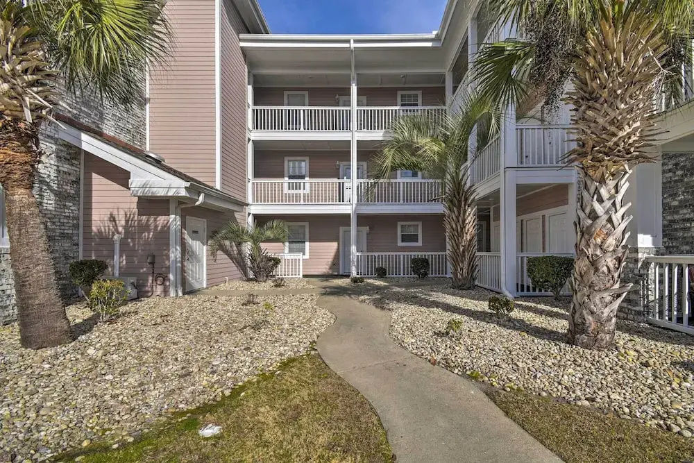 Myrtle Beach Condo: Golf Course + Pool View!