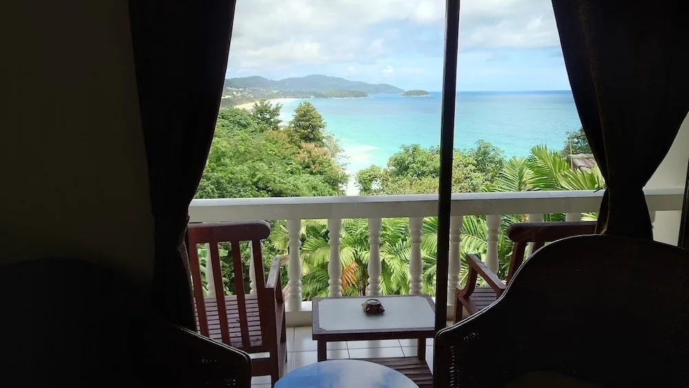 Номер Deluxe с видом на море в On The Hill Karon Resort