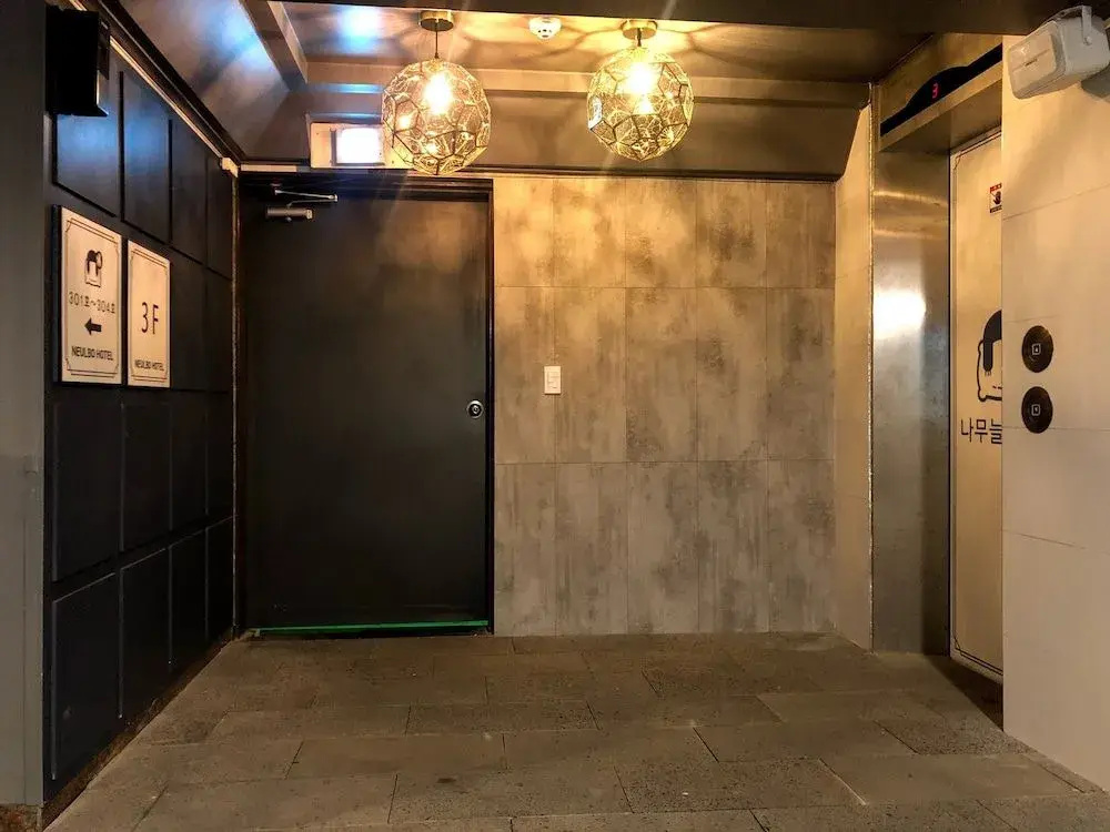Lobby & Reception