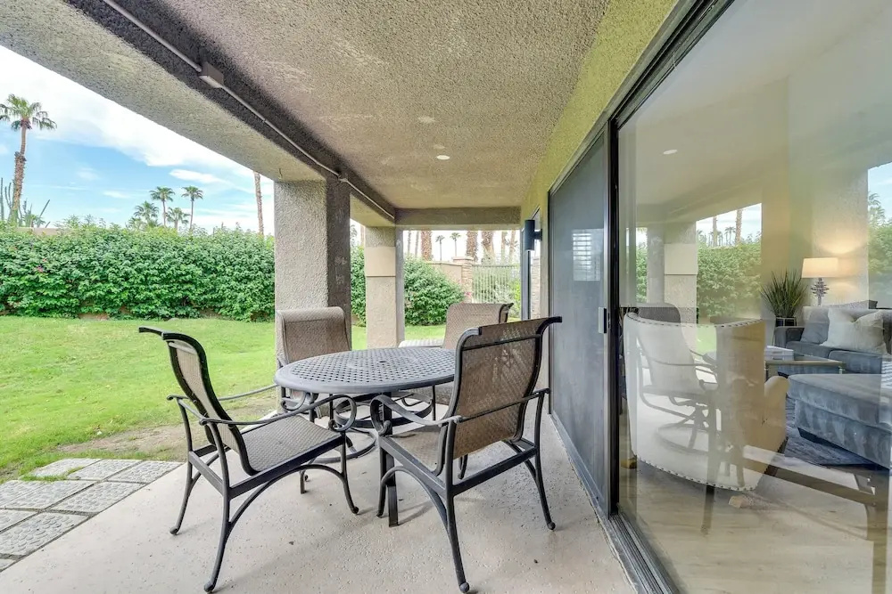 Quiet Palm Desert Condo: Workspace & Pool Access!