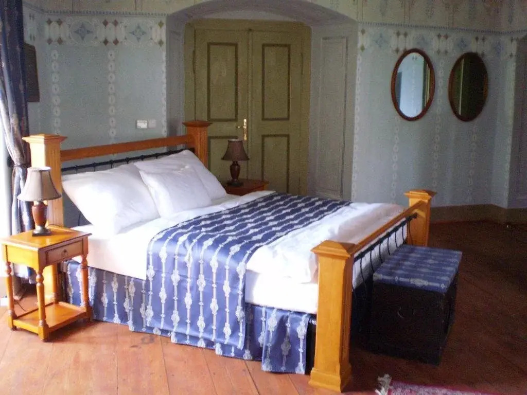 Zamek Novy Hrad, Prispevkova Organizace