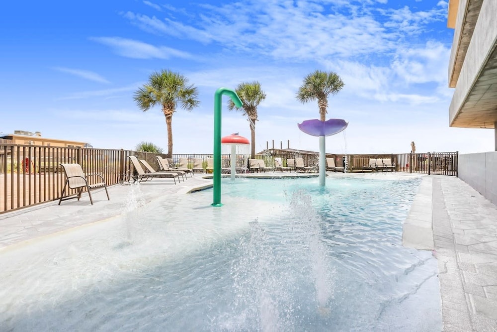 Seawind 1208 Beach Front Zero Entry Pool — 5