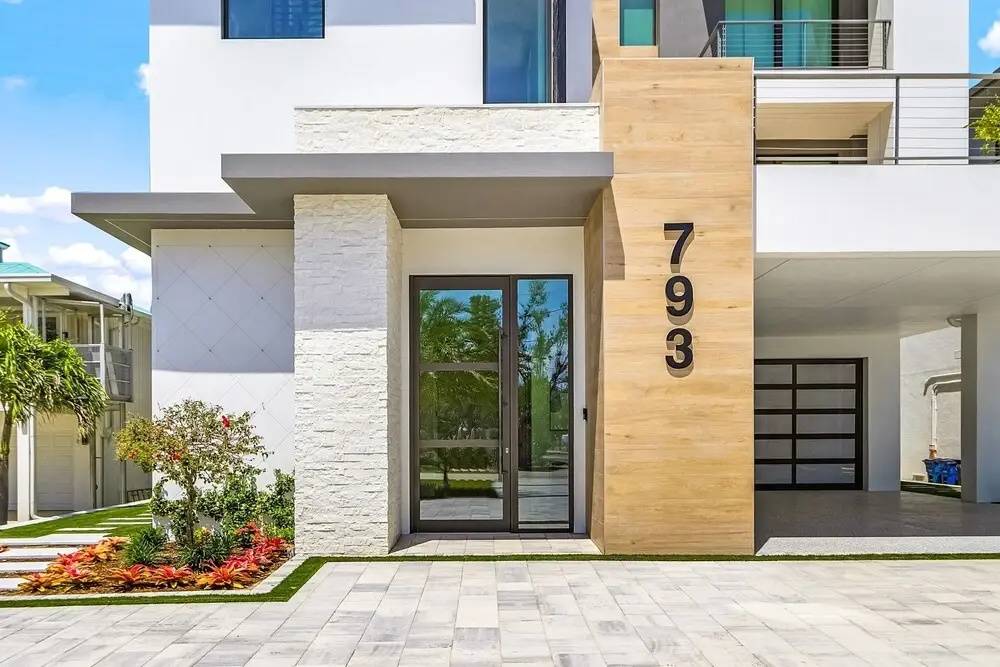 793 Shoreline Estate: 6bd/6br, Luxurious Pool Home On The Water! 6 Bedroom Home