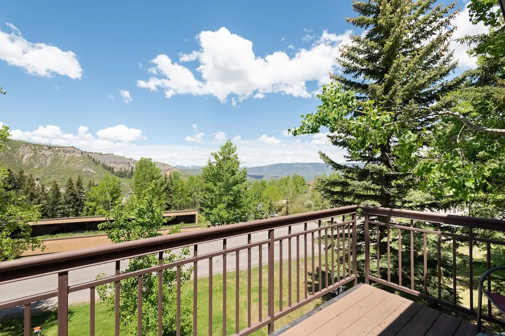 Lovely Townhome With Snowmass View And Ski-in/ski-out by The Woodrun V Townhouses by RedAwning