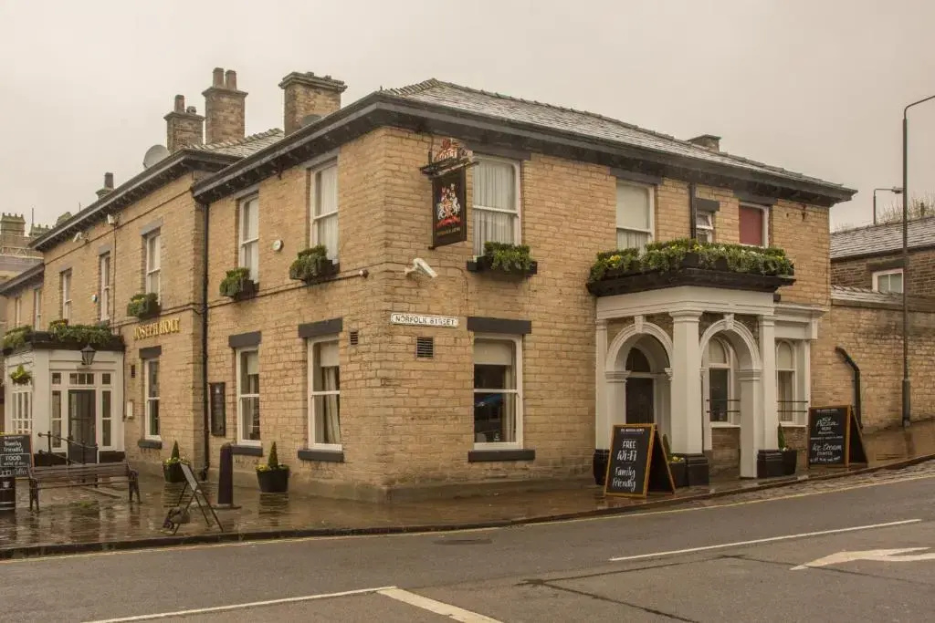 Norfolk Arms Hotel