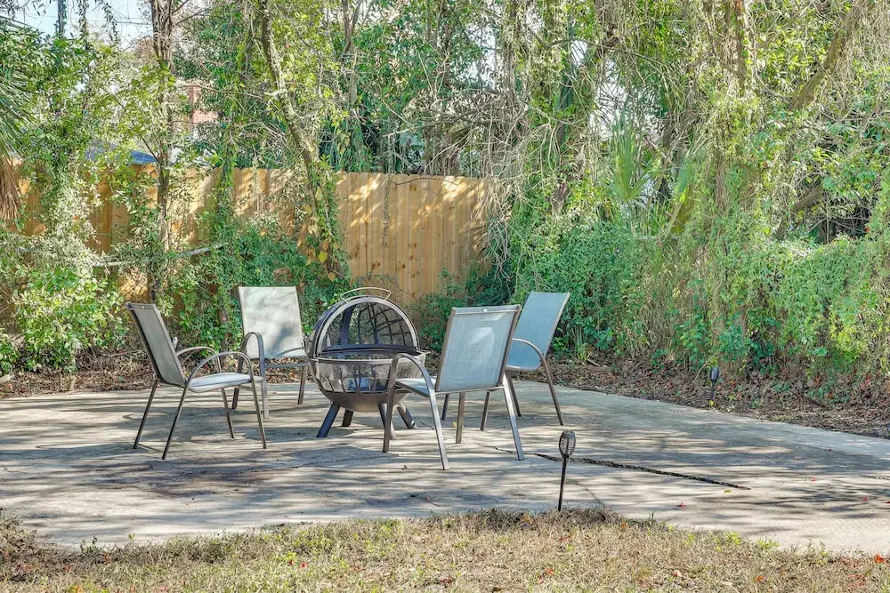 2 Mi to Dtwn Jax: Game-ready Retreat w/ Yard