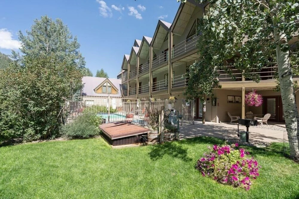 Ski Trip Value! Walk Everywhere, Hot Tub, Top Floor 1 Bedroom Condo by RedAwning