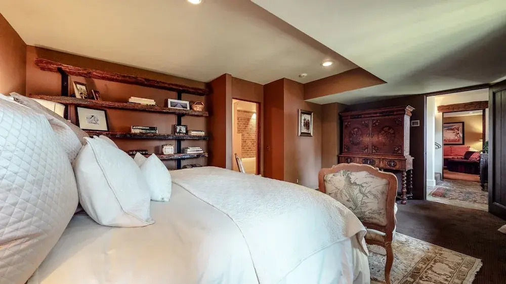 Коттедж с 4 комнатами в Juniper Ridge 16 5000 sq ft, Grand Chateau at Eagle, Expansive Mountain Views by RedAwning