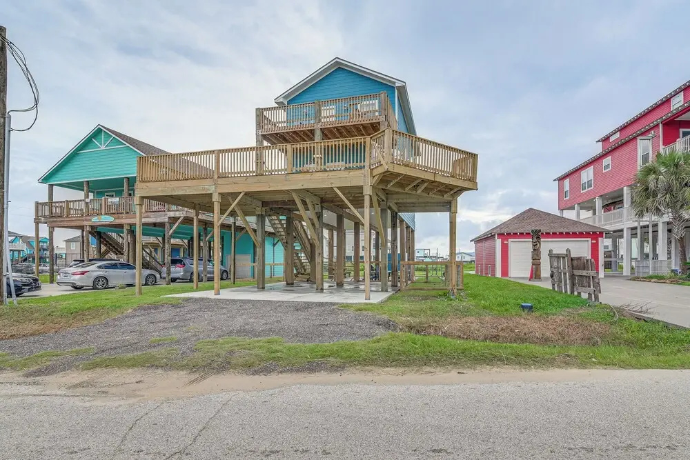 Walk to Gulf: Ocean-view Home in Crystal Beach!