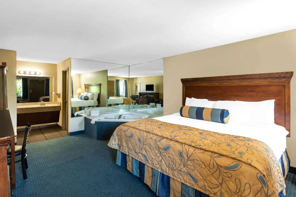 Deluxe Double Suite (full double bed)
