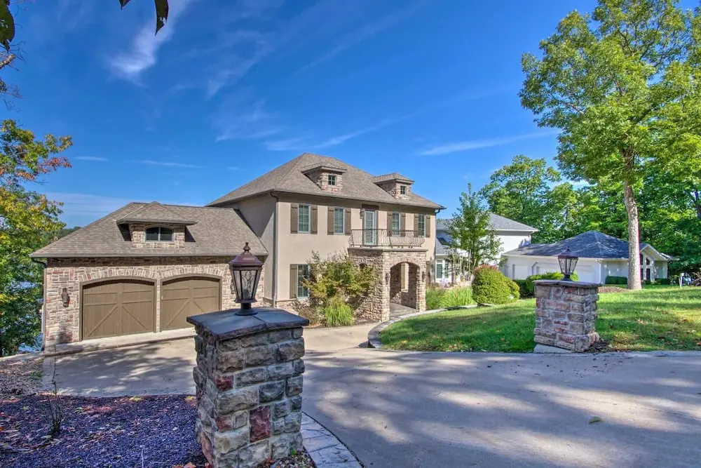 Lakeside Luxury With Breathtaking Views