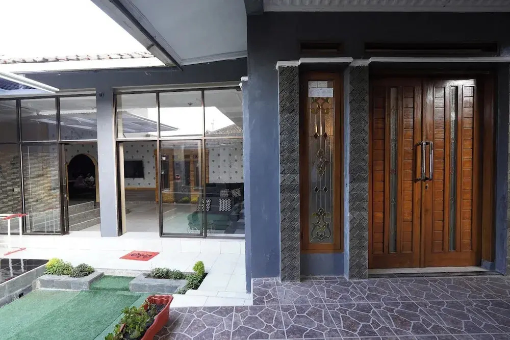 Hotel O 94911 Syariah Anggrek Guest Hous
