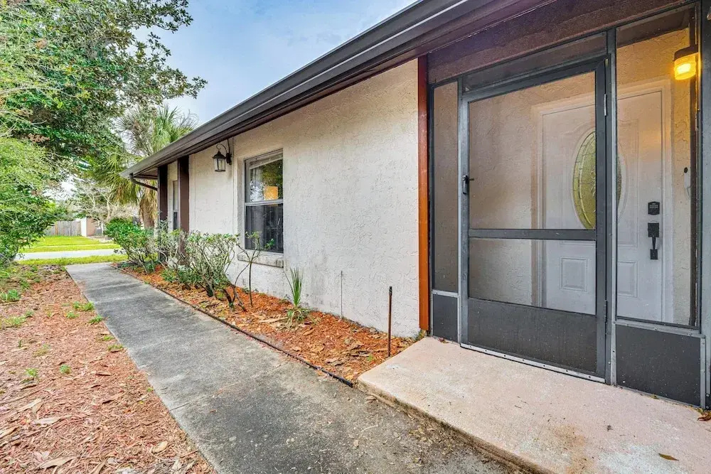 7 Mi to Gatorland: Retreat w/ Pool & Elliptical