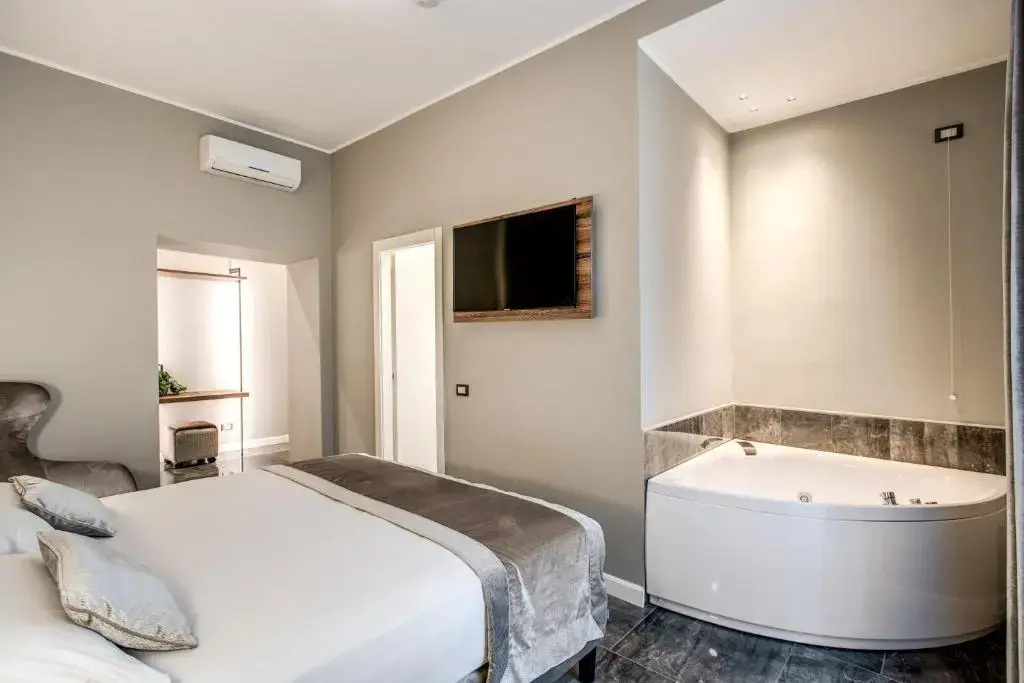 Deluxe Double room (full double bed)