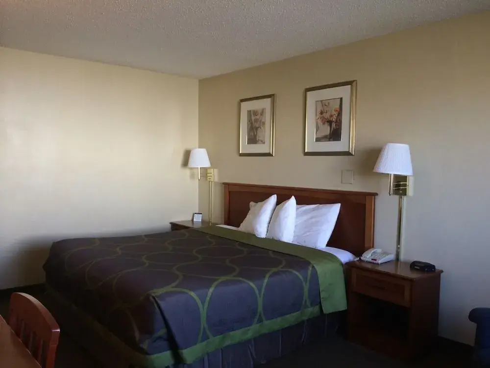 Super 8 Liberal Ks - фото 1