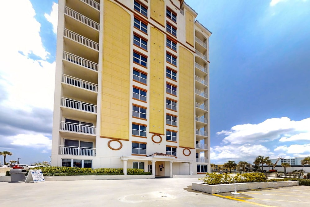 Opus Condos 702 - The Golden Leaf