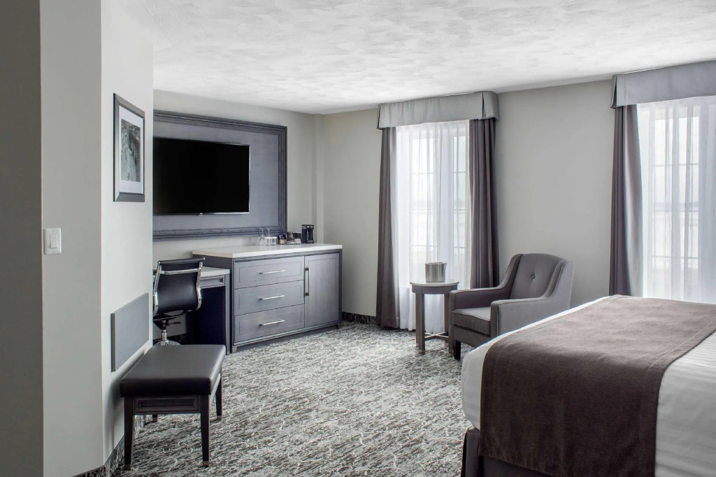 Deluxe Double room with river view full double bed