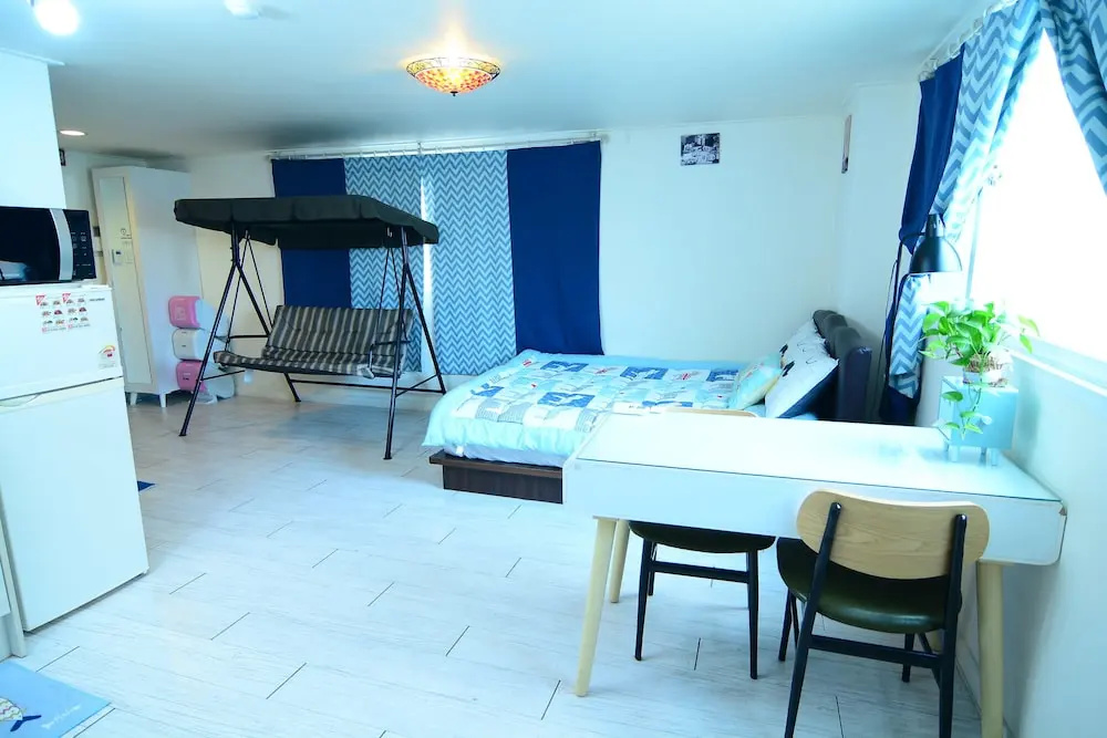 Deluxe Double room (full double bed)