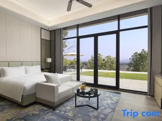 5 Bedrooms Villa