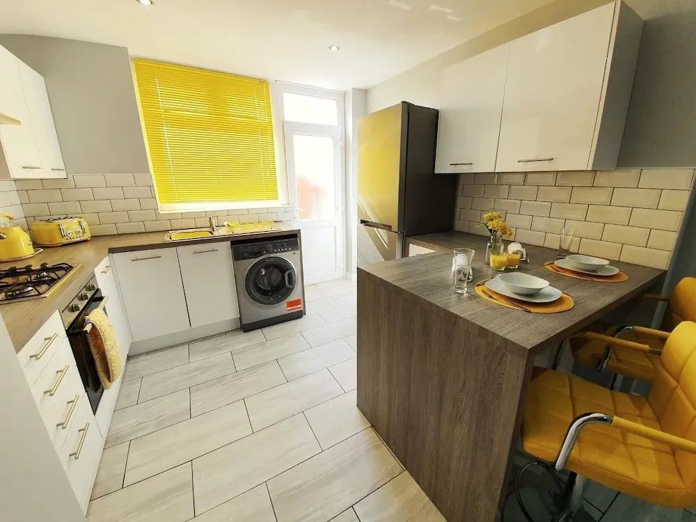 Sunflower Suite under Sasco Apartments - фото 15