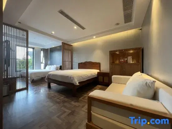 Standard Family room with street view