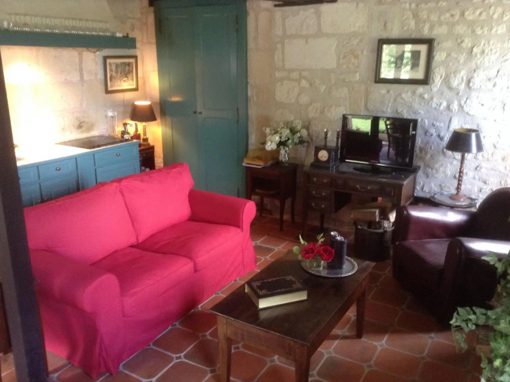 Former Customs House with Large Garden And Private Pool. 4 Km From Chinon