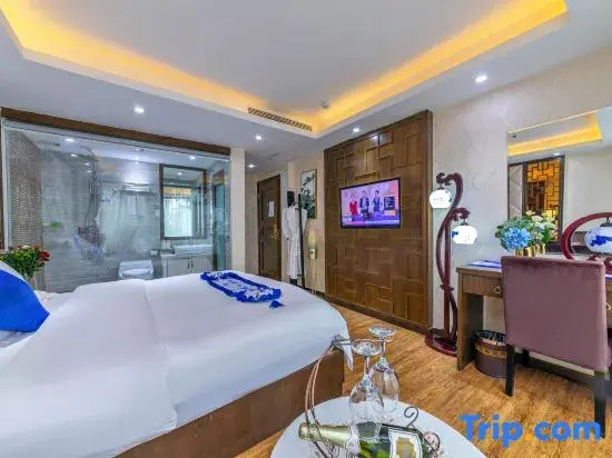 Standard Double room with street view (full double bed)