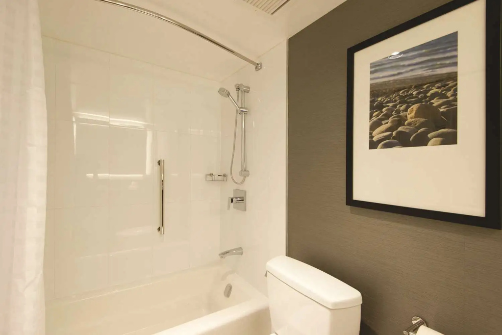 Standard Quadruple room with street view