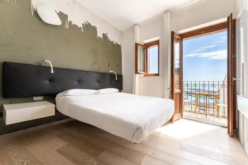 Luxury Double room with balcony (full double bed)