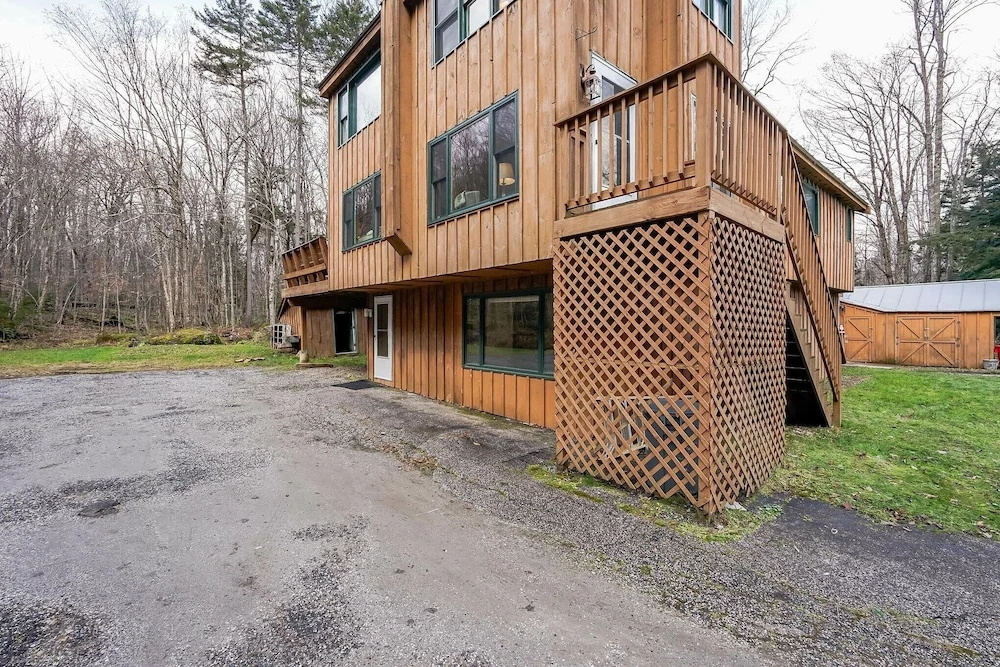 Killington Mountain Home! HotTub & 5 min to Skiing! 3 Bedroom Home by RedAwning