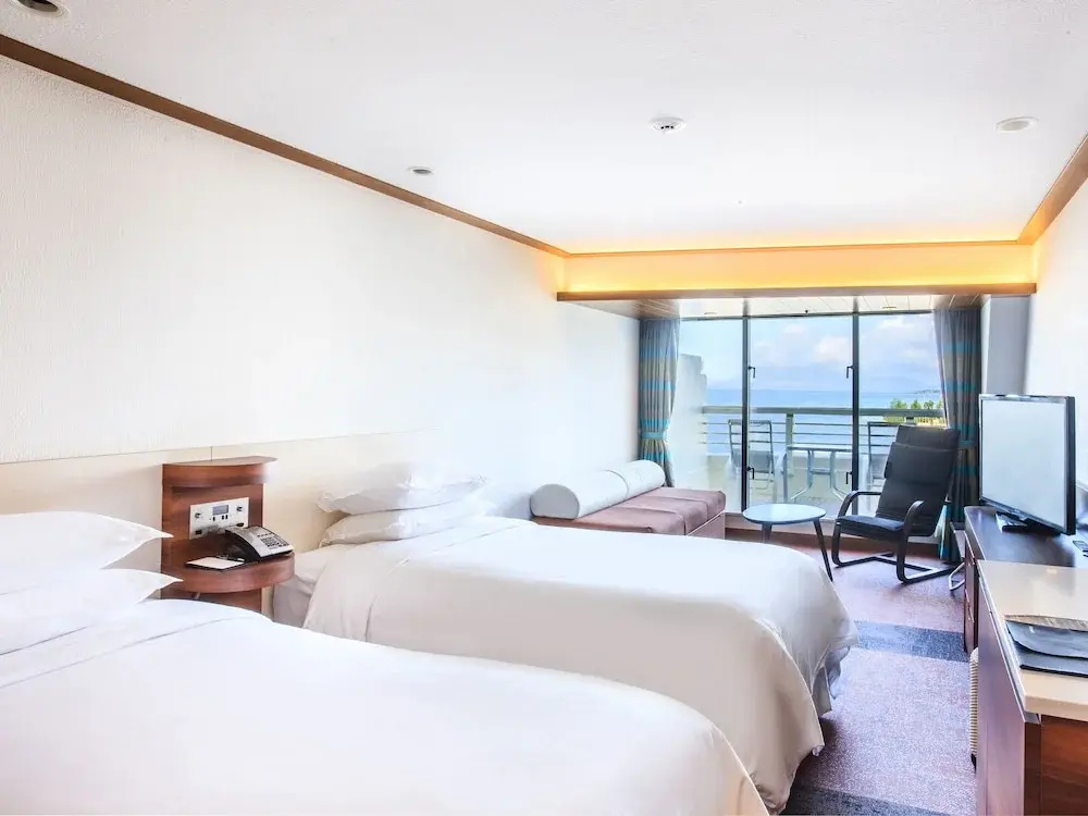 Deluxe Main Tower Double room with balcony and with ocean view twin beds