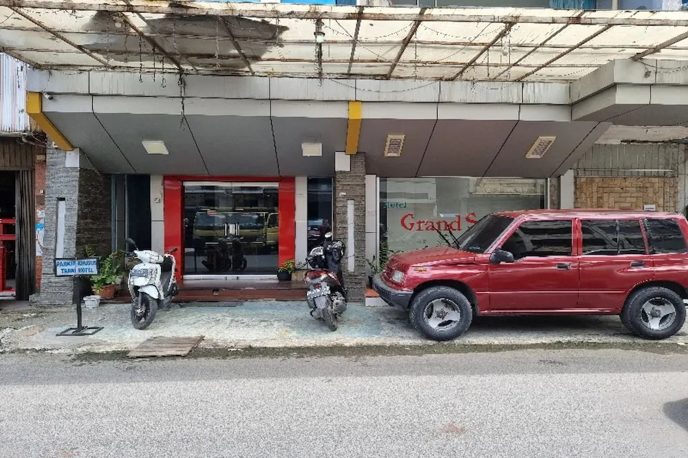 OYO 90952 Hotel Grand Sirao