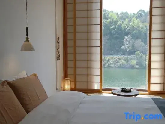 Standard Double room with river view (full double bed)