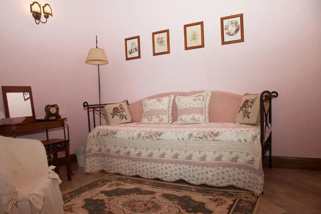 Deluxe Double room (full double bed)