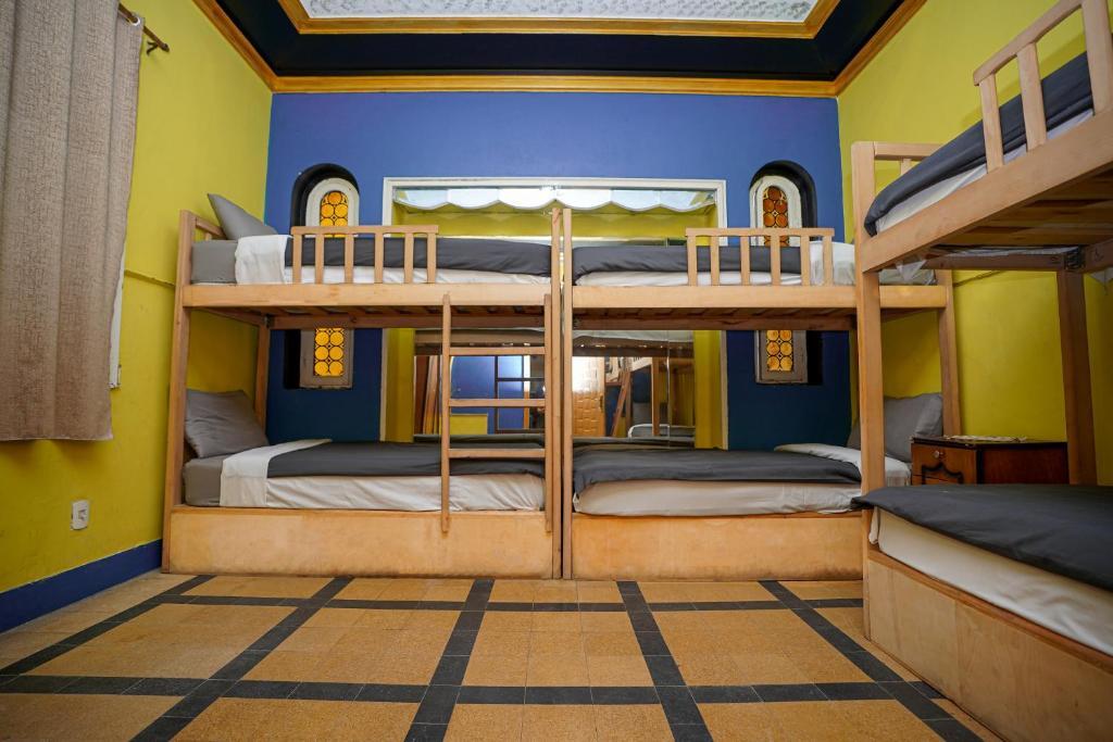 Кровать в общем номере в Castle Hotel