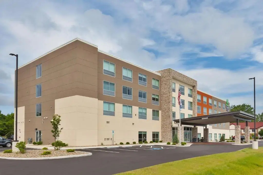 Holiday Inn Express & Suites Milan – Sandusky Area by IHG - Photo 1