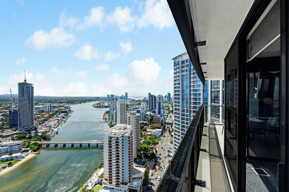 Converted 2 Bedroom Apartments (No Parking) - Circle on Cavill - Wow Stay