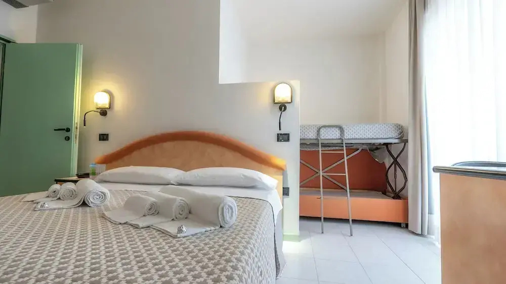 Standard Quadruple room with partial sea view