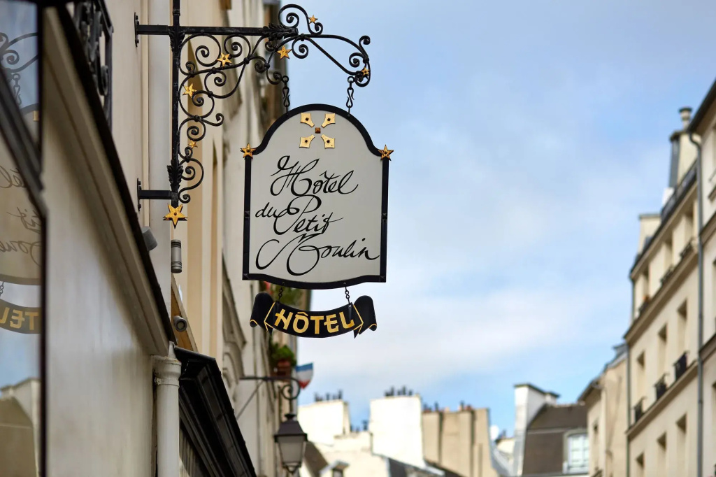 Hôtel du Petit Moulin, Haute Couture hotel by Lacroix — фото