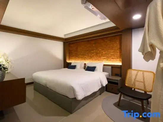 1 Bedroom Double Suite with pool view (full double bed)