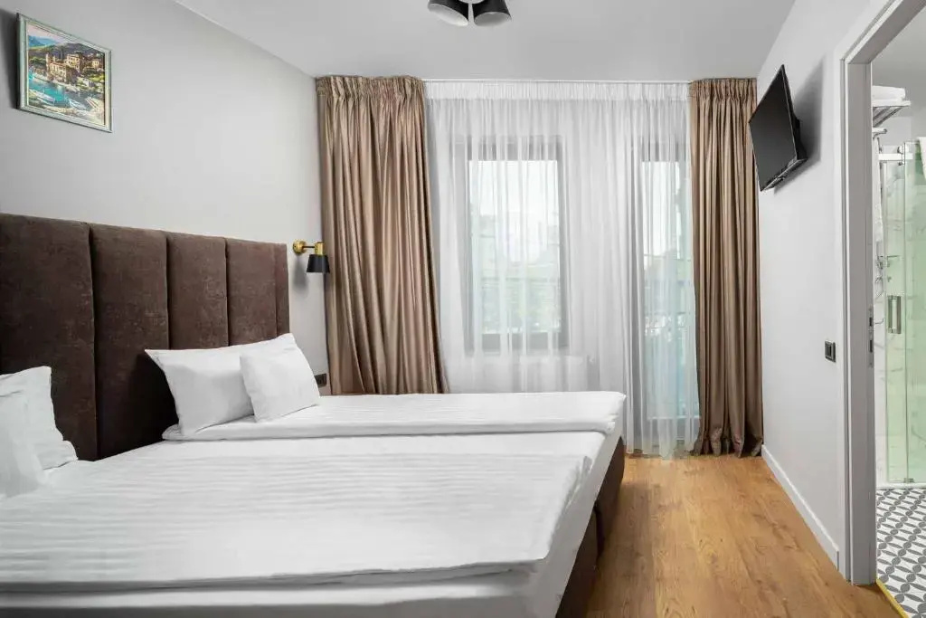 Superior Double room with city view (full double bed)