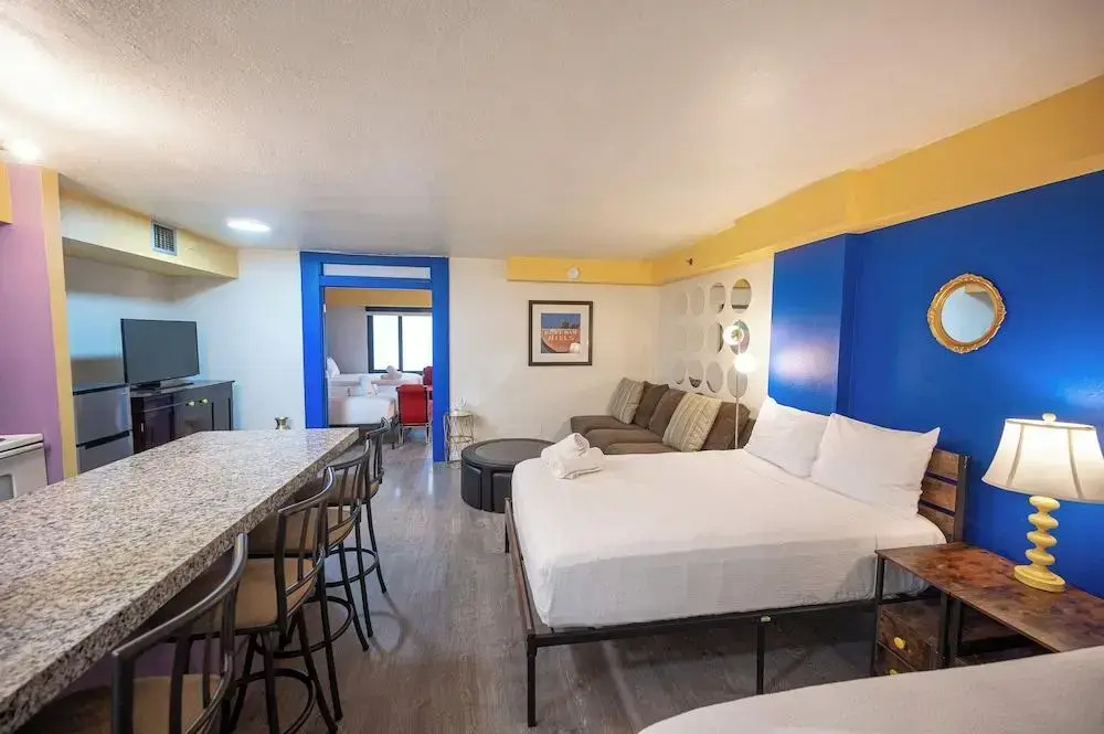 Stay Together Suites | Cozy Strip Condo — фото