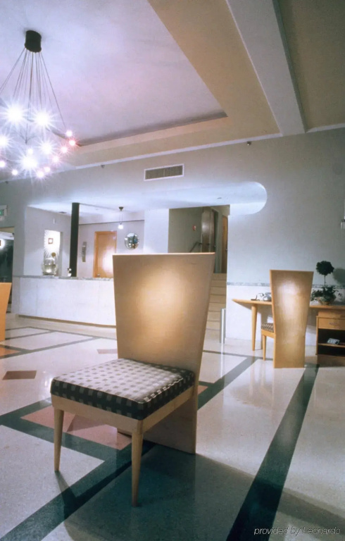 Crest Hotel Suites - Général